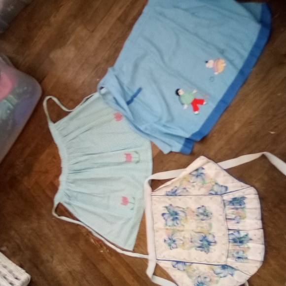 Vintage Apron Set wit Floral and Checkered Patterns - Picture 1 of 7